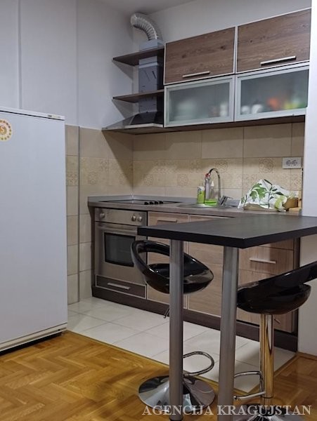 Slika 3 - Prodaja stana, 30m2, Erdoglija Kragujevac, sa terasom, ima lift