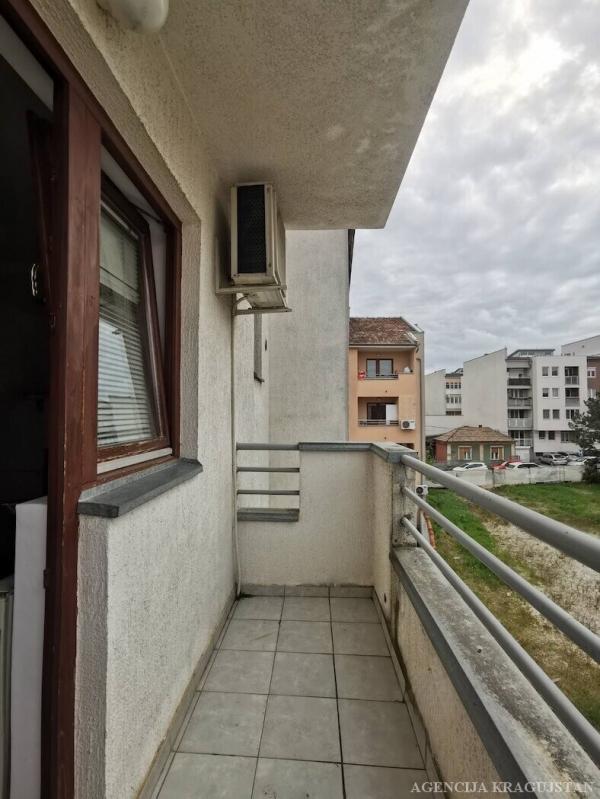 Slika 7 - Jednoiposoban, 37m2, Mala Vaga Kragujevac, sa terasom