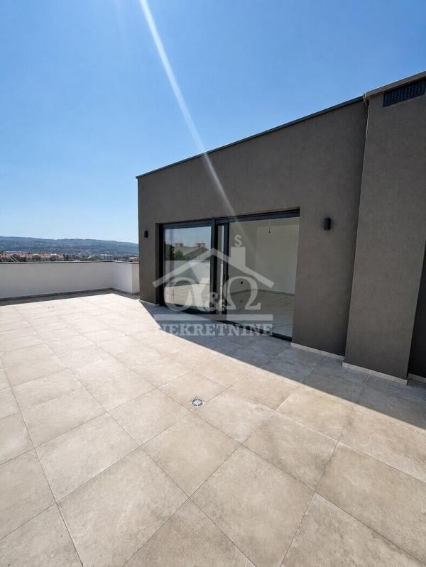 Slika 8 - Četvoroiposoban, 100m2, Aerodrom Kragujevac, sa terasom, ima lift