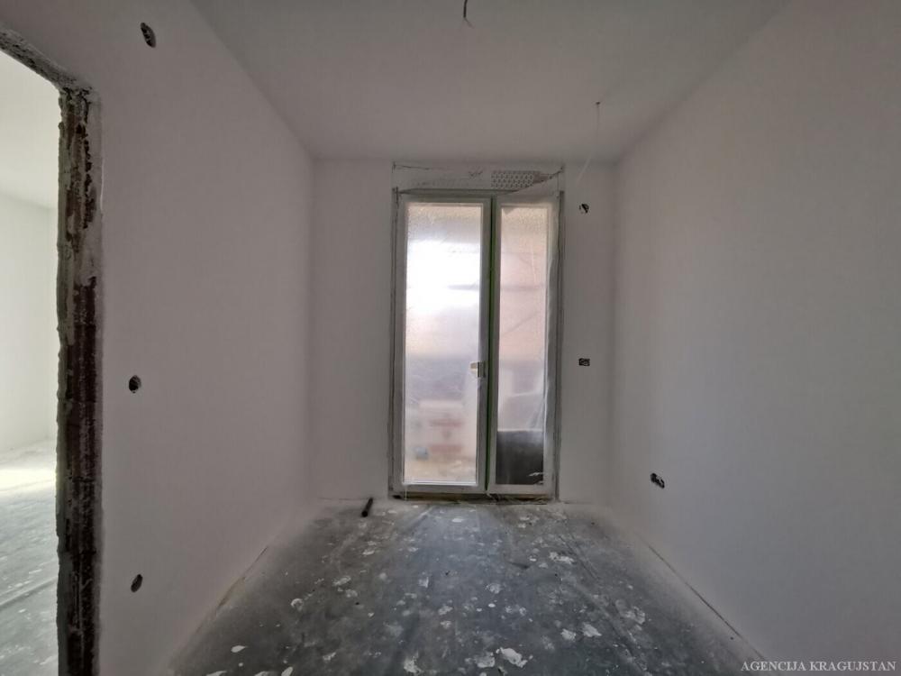 Slika 4 - Četvorosoban, 81m2, sa terasom, ima lift