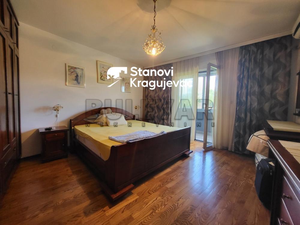 Glavna slika -Trosoban, 114m2, Tanaska Rajića Kragujevac, sa terasom, ima lift