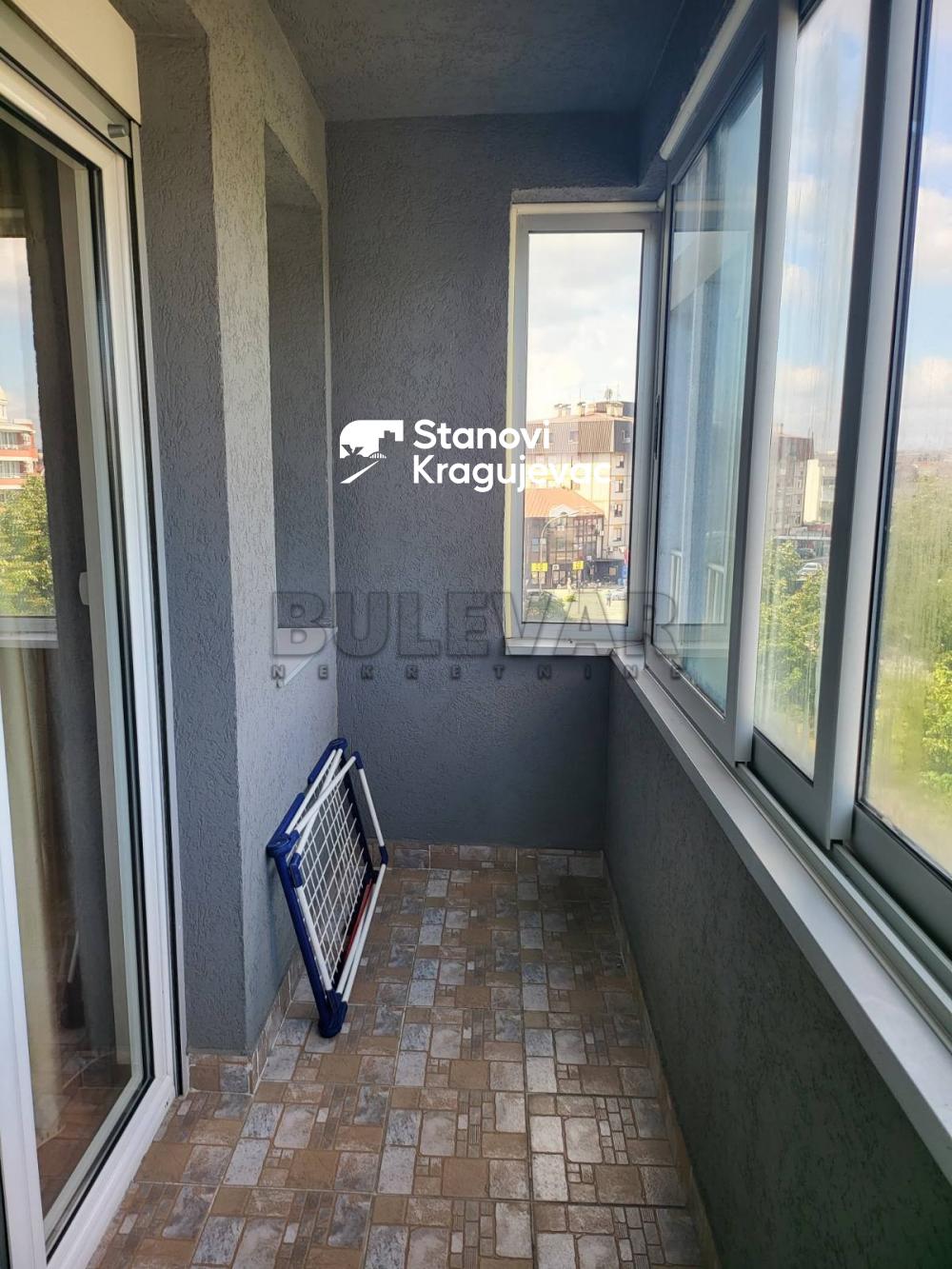 Slika 4 - Trosoban, 114m2, Tanaska Rajića Kragujevac, sa terasom, ima lift