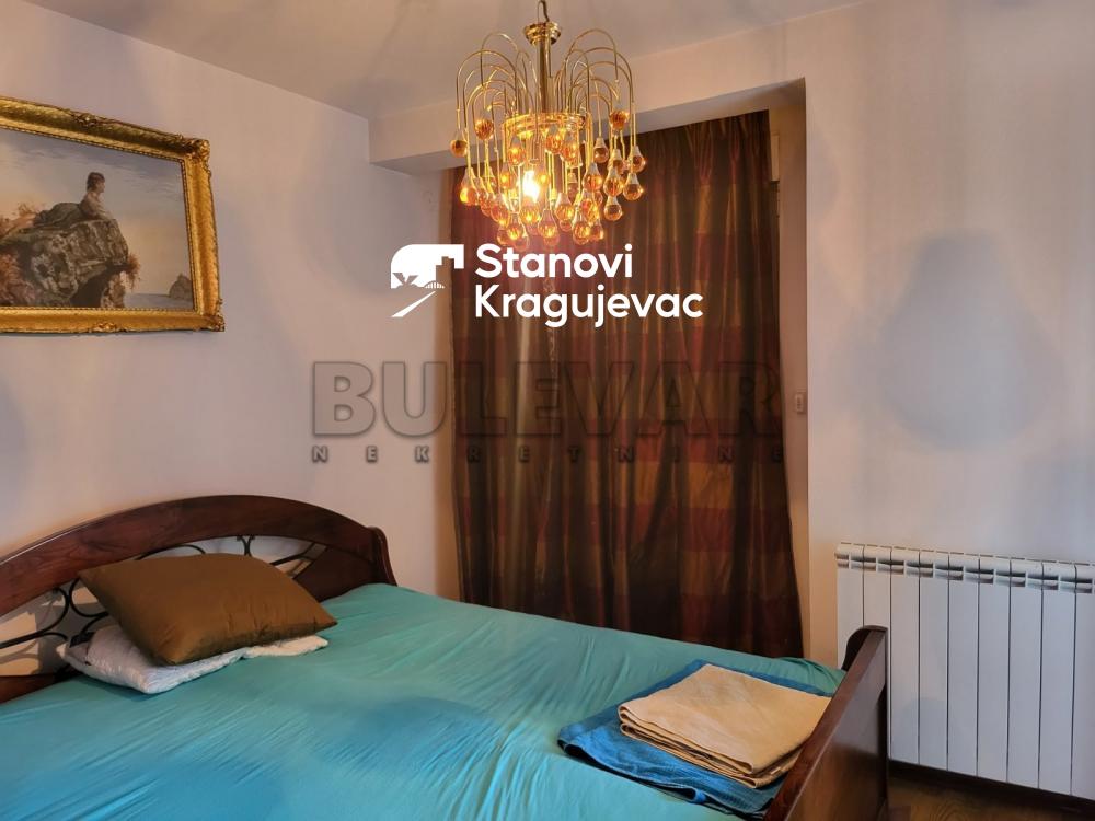 Slika 8 - Trosoban, 114m2, Tanaska Rajića Kragujevac, sa terasom, ima lift