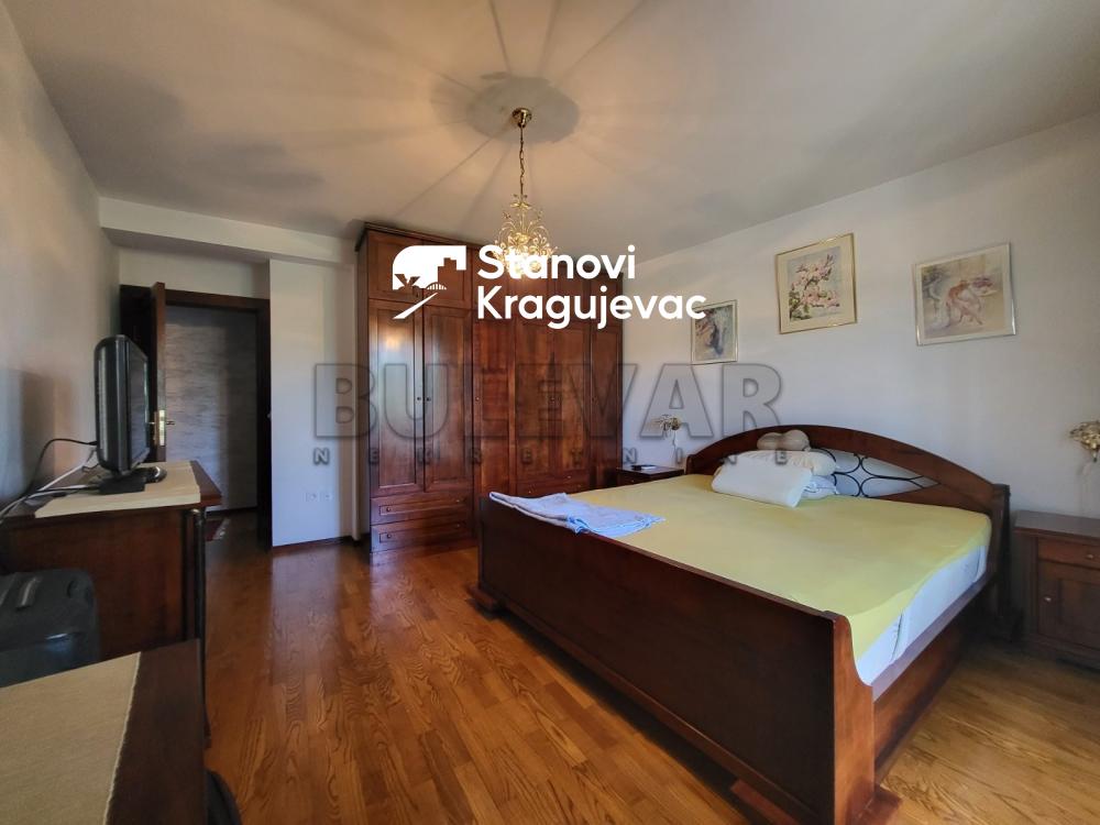 Slika 3 - Trosoban, 114m2, Tanaska Rajića Kragujevac, sa terasom, ima lift