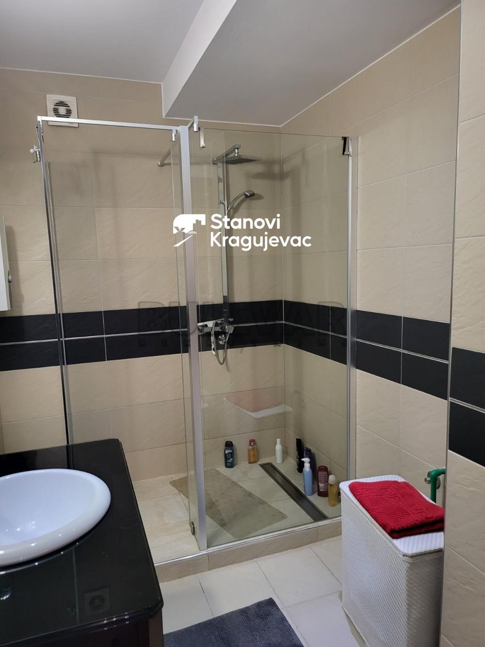 Slika 1 - Trosoban, 114m2, Tanaska Rajića Kragujevac, sa terasom, ima lift