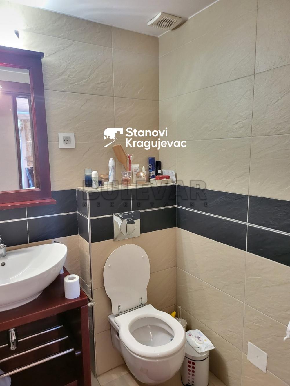 Slika 5 - Trosoban, 114m2, Tanaska Rajića Kragujevac, sa terasom, ima lift