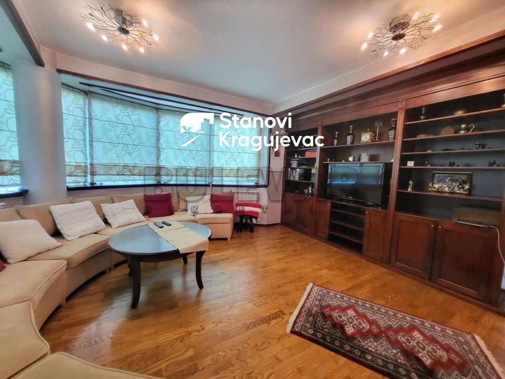 Slika 11 - Trosoban, 114m2, Tanaska Rajića Kragujevac, sa terasom, ima lift