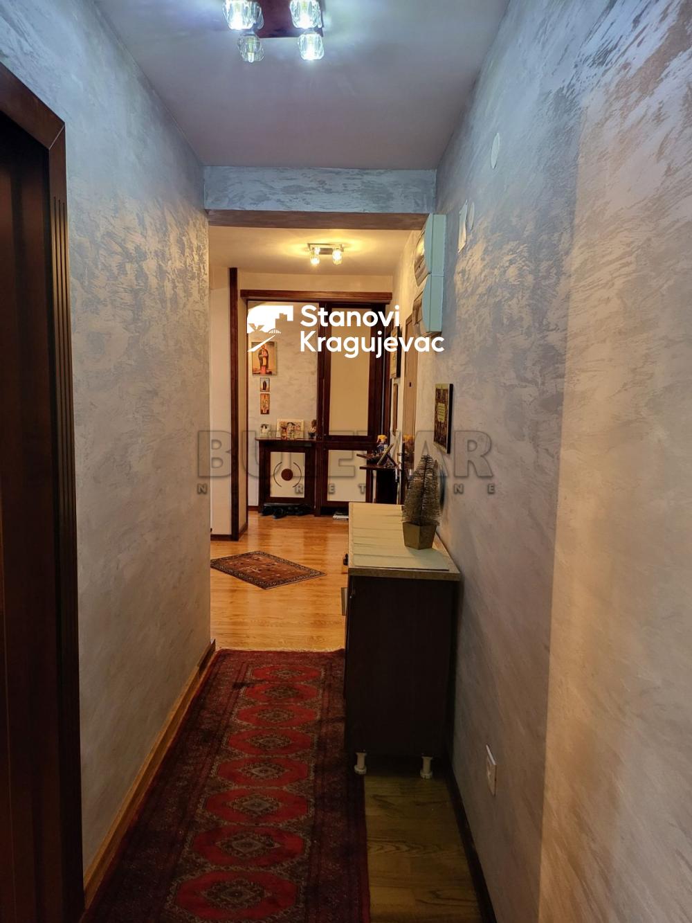 Slika 6 - Trosoban, 114m2, Tanaska Rajića Kragujevac, sa terasom, ima lift