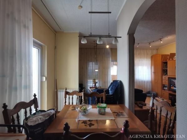 Slika 2 - Trosoban, 67m2, Aerodrom Kragujevac, sa terasom