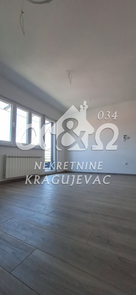 Slika 1 - Jednoiposoban, 104m2, Vašarište Kragujevac, sa terasom