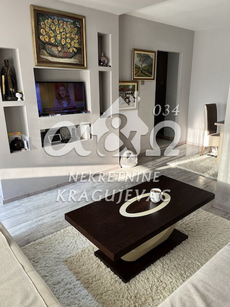 Slika 1 - Trosoban, 66m2, Aerodrom Kragujevac, sa terasom, ima lift